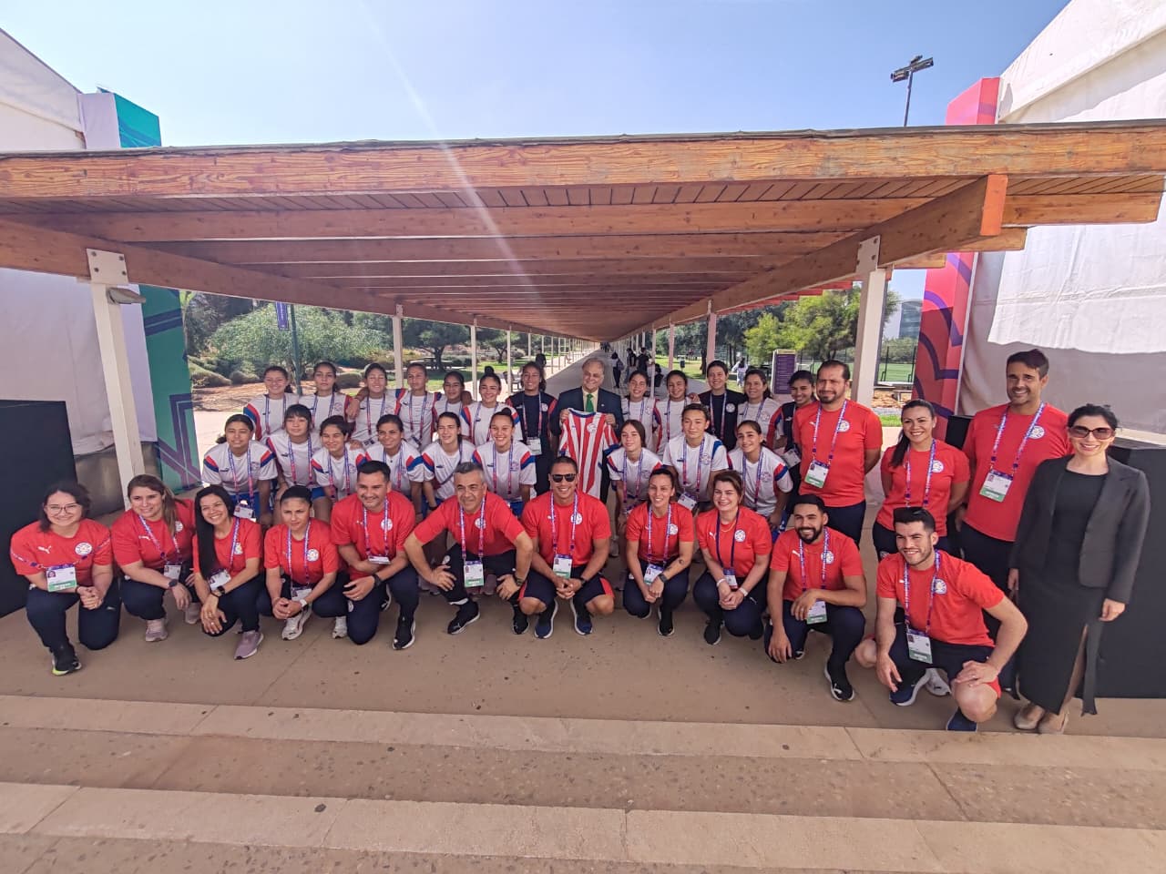 Lee más sobre el artículo Visita del Embajador Victor Hugo Paniagua a la delegación paraguaya que participará del la Copa Mundial Femenina de Fútbol Sub-17 de 2025.